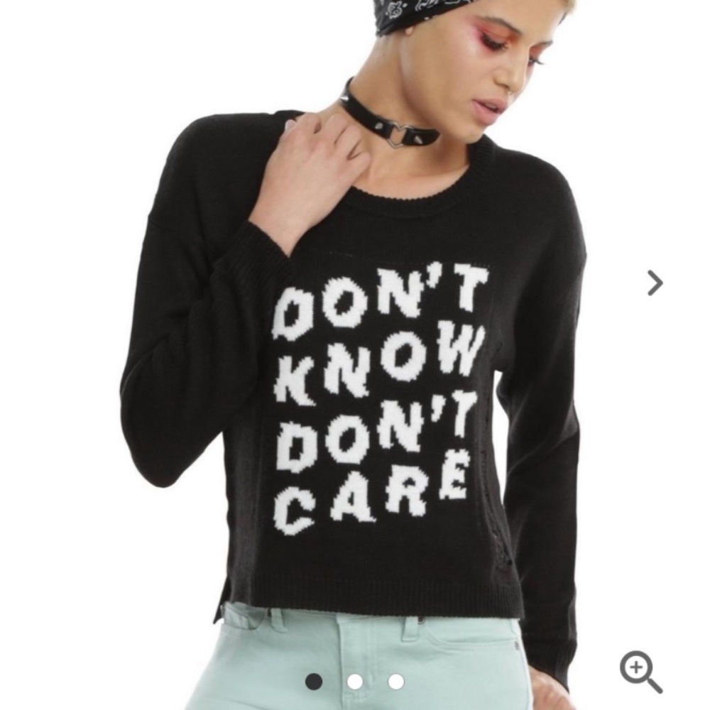 Hot topic Don't Know Don't Care Destructed Girls Crop
Sweater MEDIUM runs small